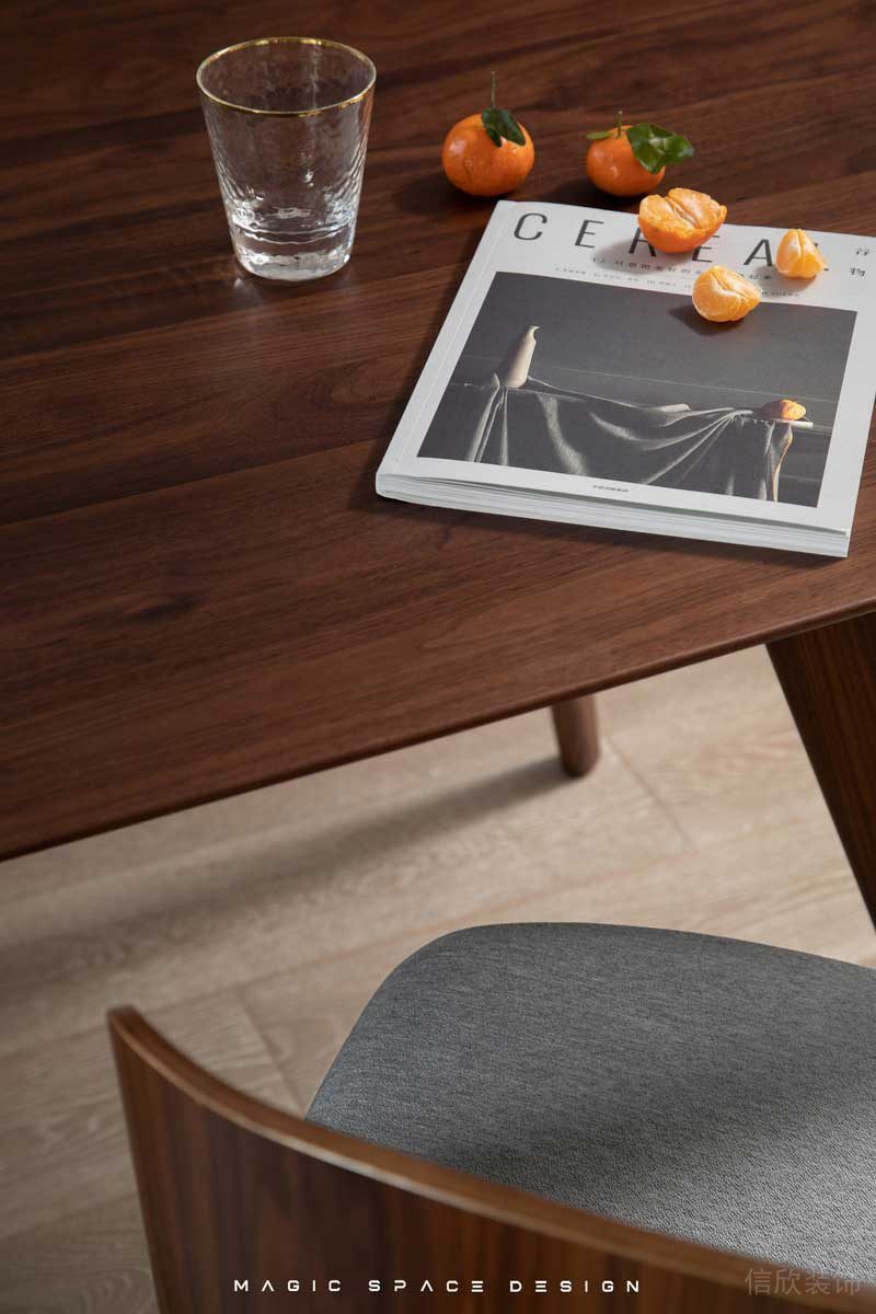 良好的采光有益于讓入局者感受空間的貫通，設(shè)計師有意強化區(qū)域的結(jié)構(gòu)和色彩，通過一組金屬色的吊燈恰到好處的將虛實關(guān)系勾勒出來。