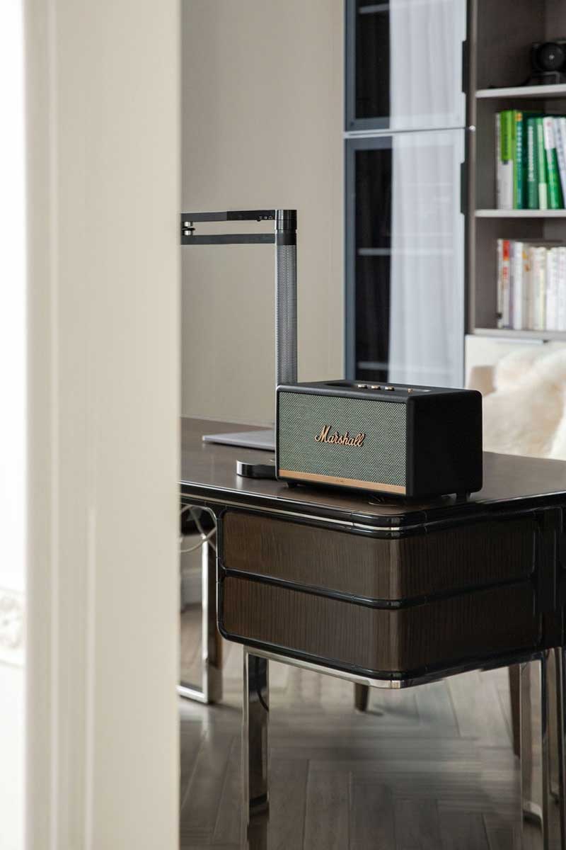 書房里有著許多一起旅行的照片和收藏的紀念品，回憶里都是甜甜的味道