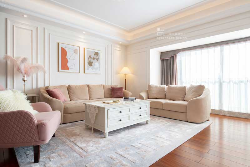 墻面的掛畫(huà)與整體色調(diào)搭配，相得益彰。