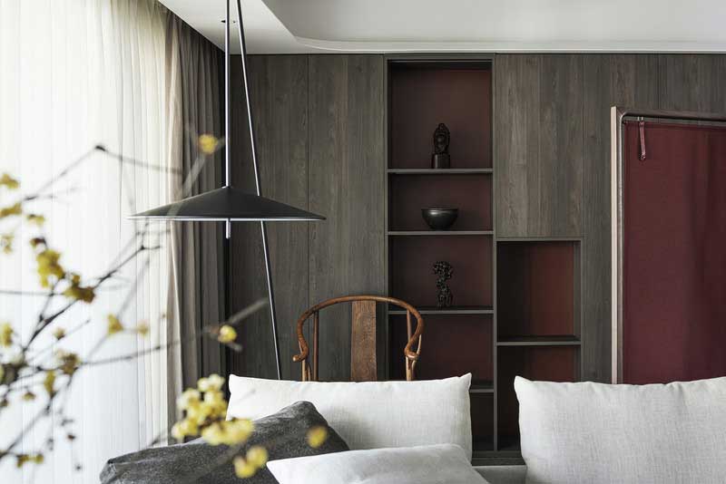 完善的木質(zhì)柜體收納，讓業(yè)主的藏品有了安放的佳所，使空間秩序井然，溫雅的陳列物件都是業(yè)主的心頭好，既能點(diǎn)綴裝飾空間又凝結(jié)著業(yè)主的記憶點(diǎn)滴。