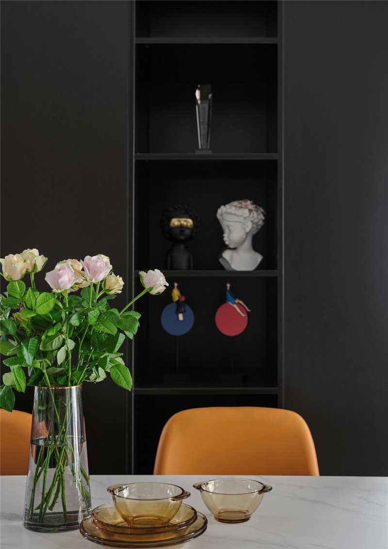 深圳南山區(qū)玫瑰金調(diào)性輕奢風(fēng)家庭裝修實景圖餐桌藝術(shù)飾品