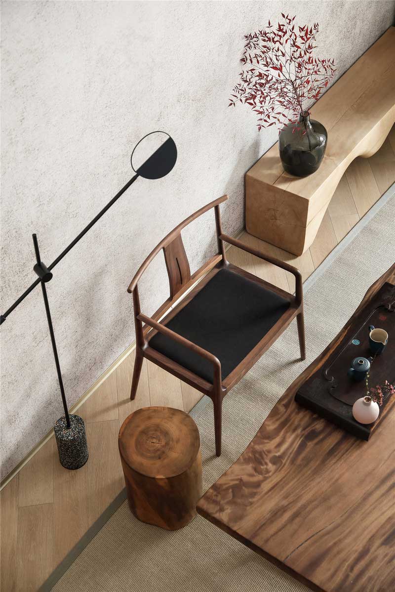 深圳龍華區(qū)現(xiàn)代中式風(fēng)格舊房裝修改造完工后實景圖品茶區(qū)官帽椅