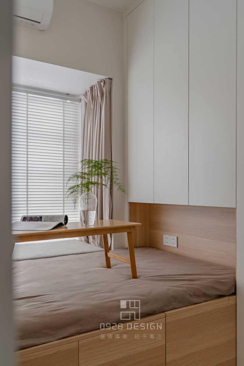 厚度60公分的衣柜挑空方便放床，視覺更輕便一些。