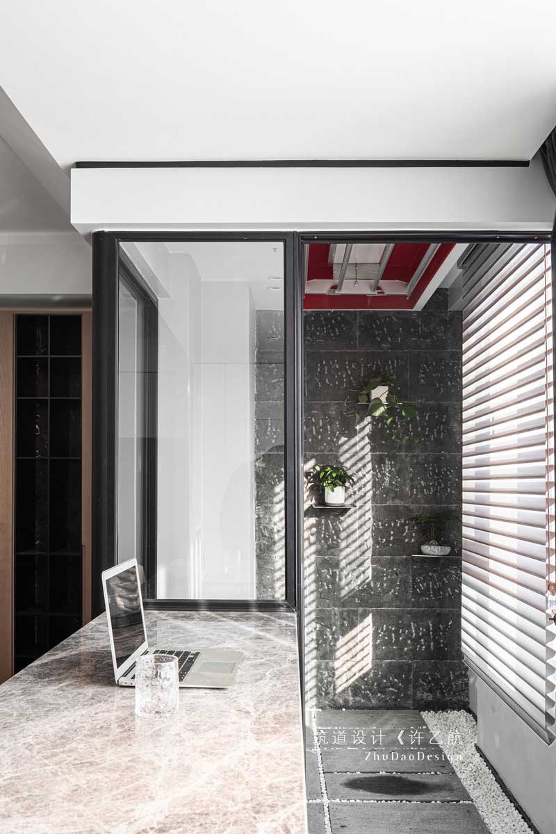 走入玻璃門，嵌入式晾衣架，自動(dòng)升降，墻面采用毛石材質(zhì)，用綠植進(jìn)行點(diǎn)綴，流水瀑布與之相輔相成，使空間更具生機(jī)。