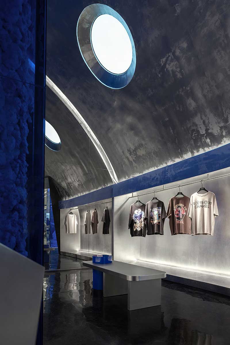 深圳鹽田服裝店弧形服裝展示設(shè)計休息區(qū)