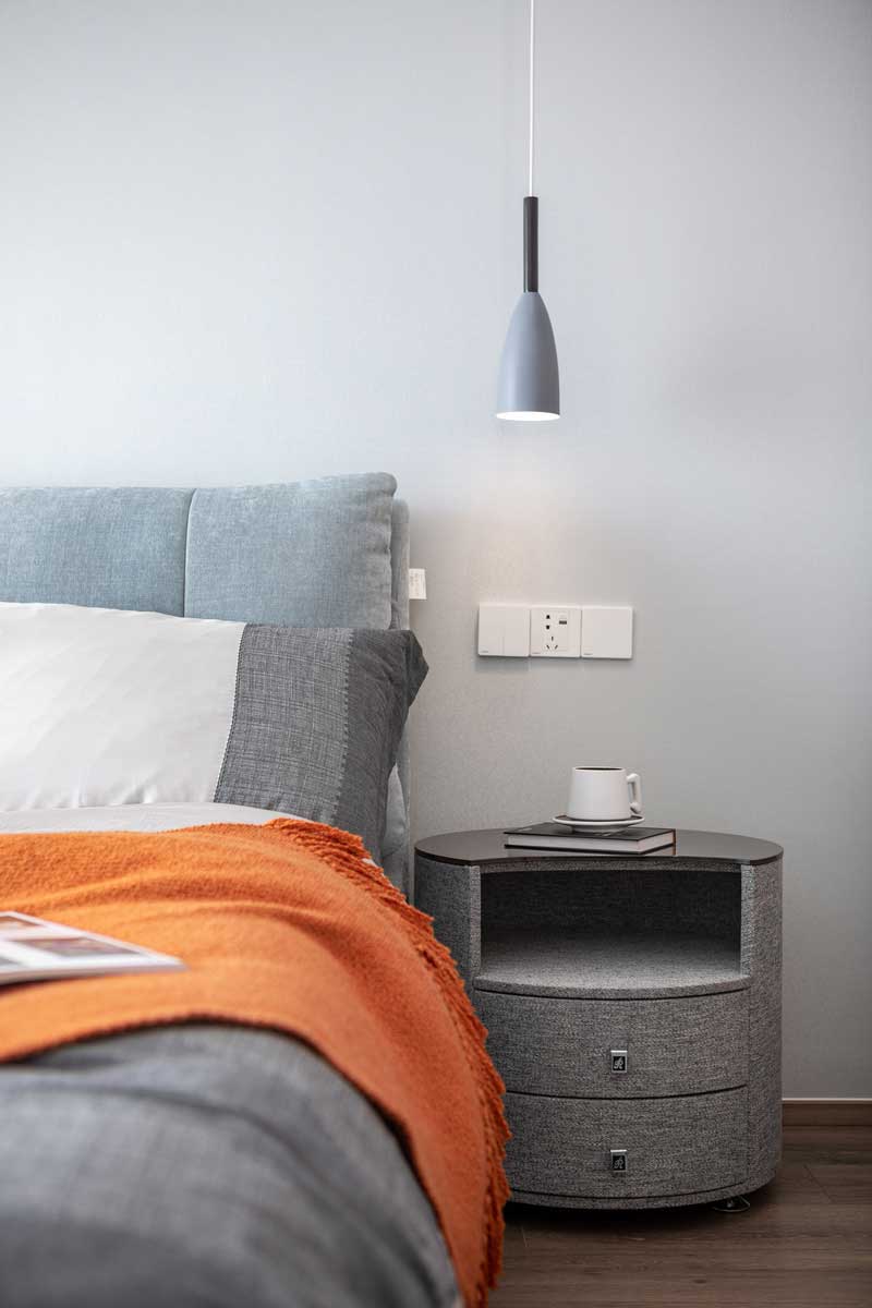 深圳羅湖區(qū)現(xiàn)代輕奢風(fēng)家居裝修設(shè)計主臥床頭柜