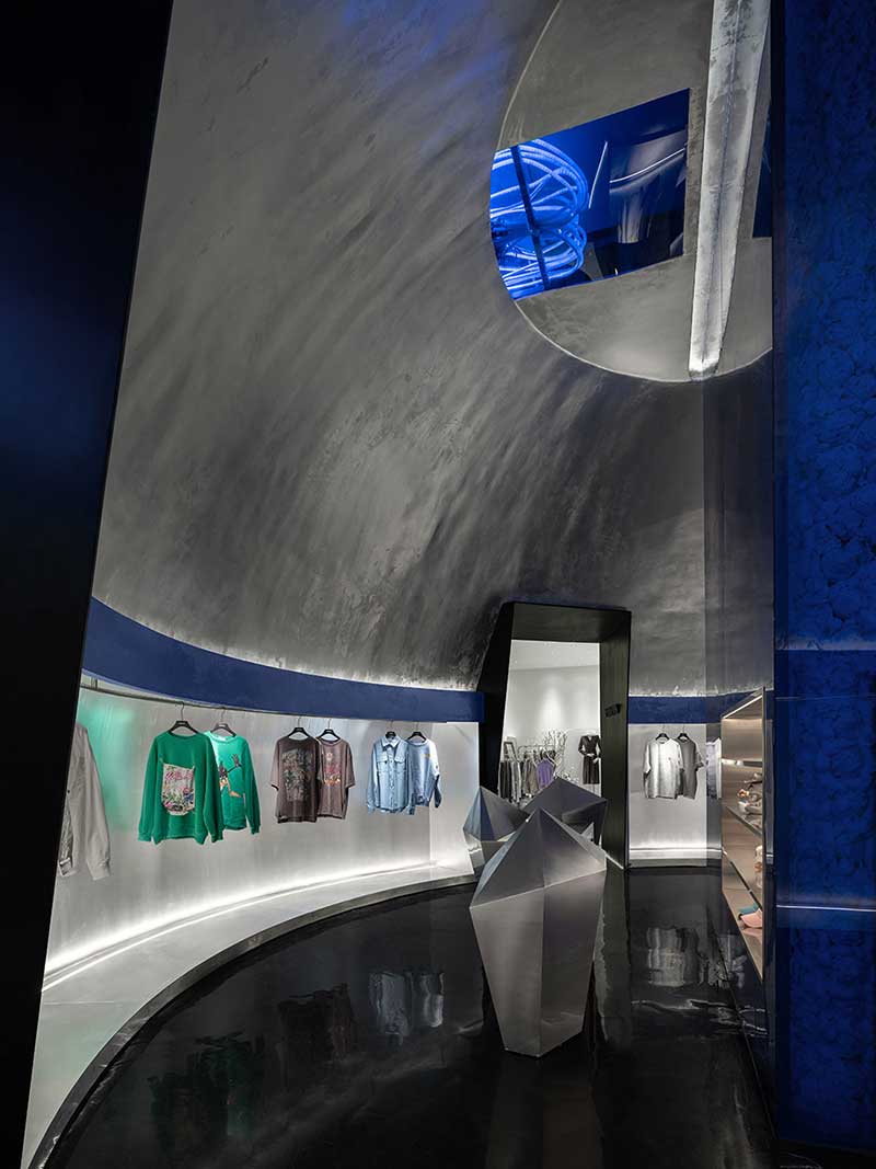 深圳鹽田服裝店弧形服裝展示設(shè)計前臺