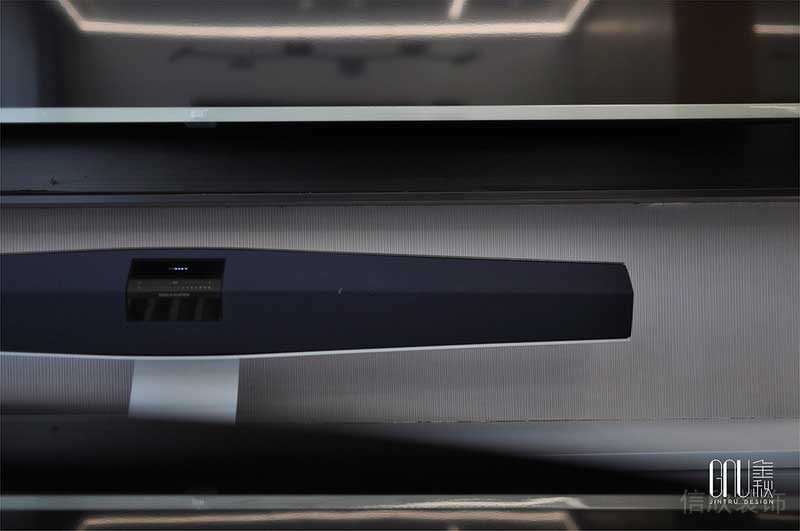 不是所有的美都是要濃墨重彩，美可以低調(diào)內(nèi)斂，淡泊寧靜，如謙謙君子，低調(diào)謙和激發(fā)出無限的遐想，海洋城市的語匯與藝術家滕飛的《泳池水面》不謀而合，空間大量留白與浪打風吹的水景呼應著，協(xié)奏著自由而有生命力的交響樂。