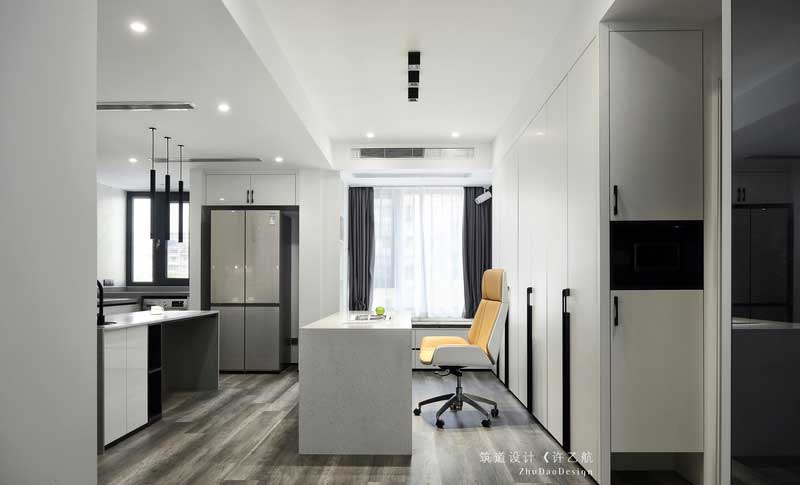 整體色彩上以黑白灰為主調(diào)，局部運用跳色，使整體色調(diào)明亮，體現(xiàn)“素顏”之美。