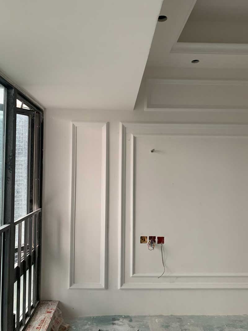 施工過(guò)程：石膏線(xiàn)安裝完成，拍攝時(shí)已經(jīng)墻面已經(jīng)打磨完成