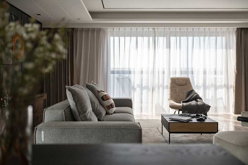 客廳選擇了較多質(zhì)感柔軟、細(xì)膩的家具，給室內(nèi)增添溫馨、舒適的感覺(jué)，同時(shí)，中和了冷硬的地面與背景墻，展現(xiàn)出工業(yè)風(fēng)的獨(dú)特美感。