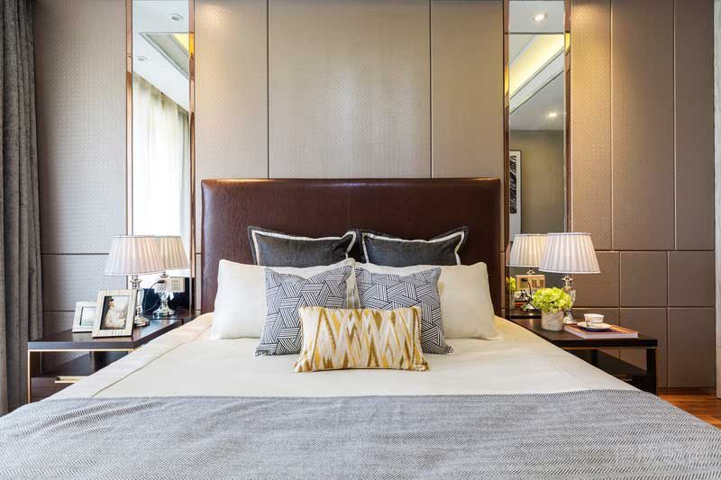 深圳龍華觀瀾現(xiàn)代輕奢家庭別墅裝飾設(shè)計(jì)次臥床頭背景墻