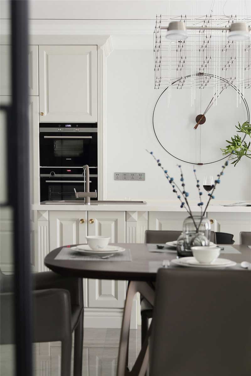 深圳鹽田區(qū)意式輕奢新房設計裝修工程案例餐廳家具