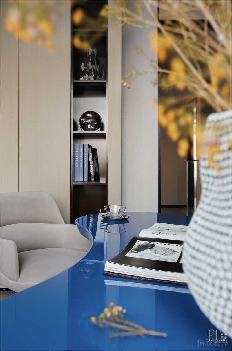 長條形內(nèi)嵌式書柜