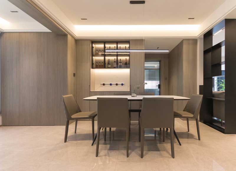 深圳羅湖區(qū)現(xiàn)代簡(jiǎn)約家庭新房裝修餐廳立面原木裝飾格柵板 深圳羅湖區(qū)現(xiàn)代簡(jiǎn)約家庭新房裝修餐廳立面原木裝飾格柵板