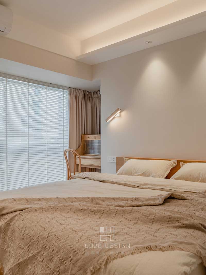 臥室設計遮光簾的形式，陽光透過百葉簾形成的光影非常搭配整體的慵懶文藝感