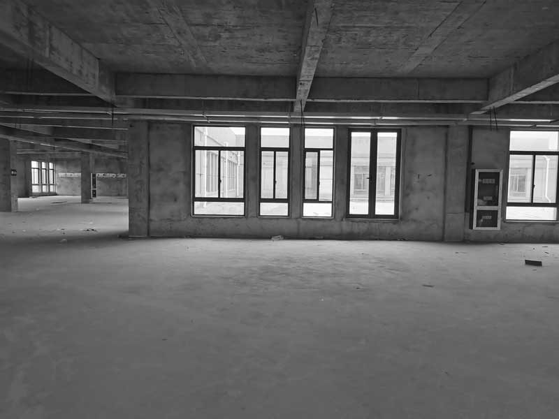 深圳龍華現(xiàn)代風(fēng)格大型辦公室裝修設(shè)計原有室內(nèi)地面實景