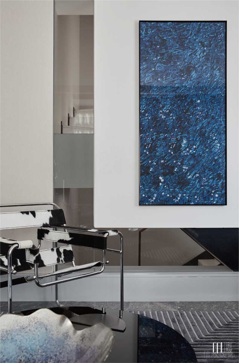 客廳裝修墻面藍(lán)色的抽象畫