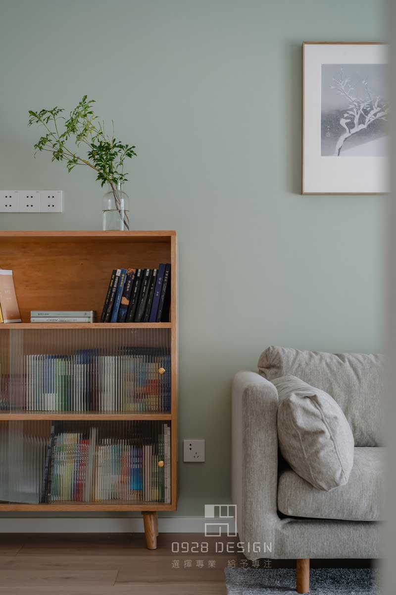 根據(jù)小姐姐的讀書習(xí)慣，將餐邊柜換成書柜，放置喜歡的或者正在看的書。因書比較多特意增加了兩層玻璃門，方便打掃。