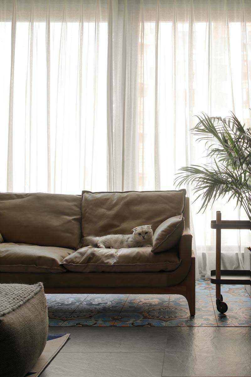 深圳龍崗區(qū)美式復(fù)古風(fēng)家裝裝修實景圖客廳地面鋪設(shè)