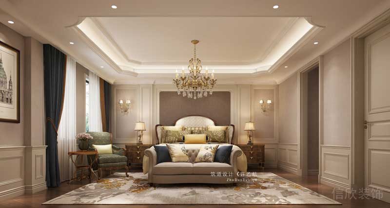 長輩房床背景采用灰咖色的壁紙與白色護(hù)墻板，床品結(jié)合了中式元素大氣又不失沉穩(wěn)。