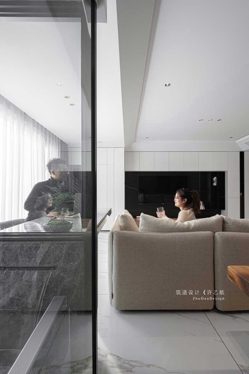 在改造陽臺時(shí)增加晾曬的獨(dú)立空間，并讓它能與整體空間更好融合，設(shè)計(jì)師采用玻璃隔斷，并與客廳吧臺進(jìn)行穿插。 「流水瀑布」的設(shè)計(jì)讓業(yè)主在居家的同時(shí)感受到更多自然元素。 具象與抽象，寫實(shí)與寫意之間交替，光影繾綣，盡顯無窮妙意。