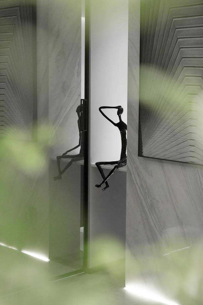 深圳鹽田極簡風(fēng)格家庭住宅裝修設(shè)計客廳藝術(shù)雕塑