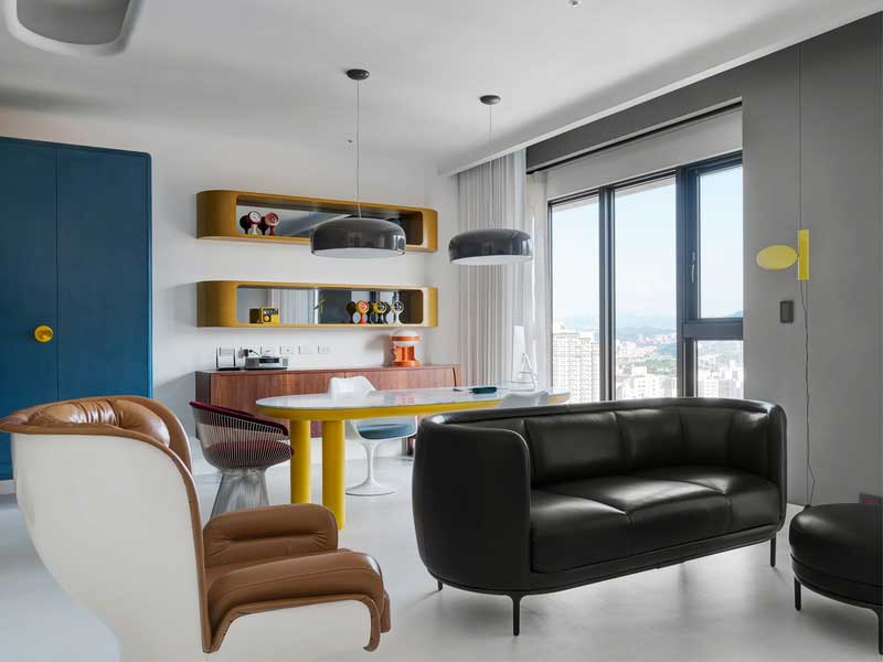 深圳龍崗后現(xiàn)代藍(lán)色調(diào)三居室裝修圖黑色沙發(fā)