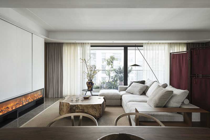 厚重拙樸的木制幾案，暈開自然流動(dòng)的紋理，仿佛在安靜地訴說光陰的故事。