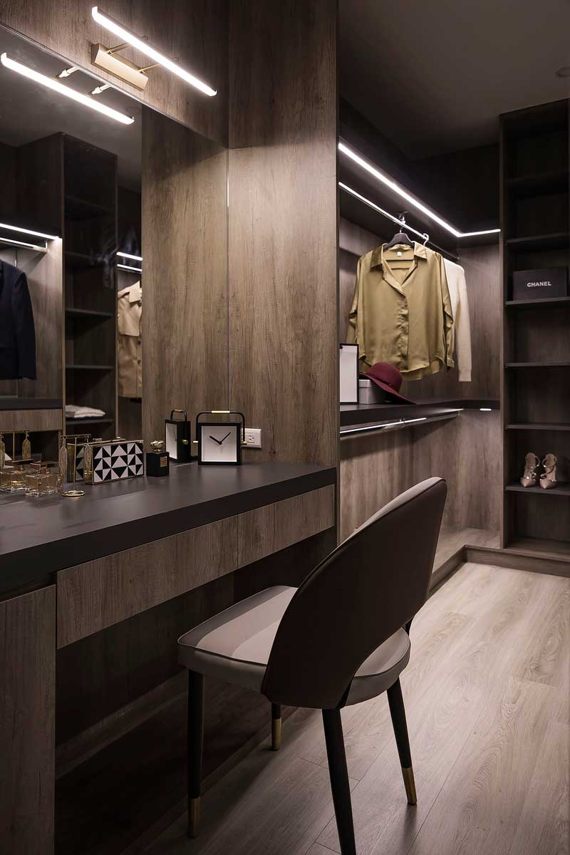 深圳羅湖輕奢風(fēng)格家庭新房裝修設(shè)計(jì)工程衣帽間梳妝臺(tái)