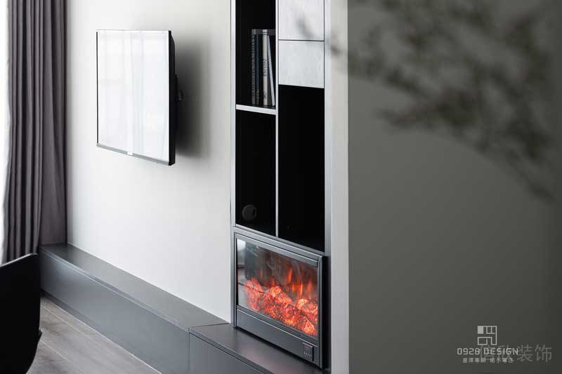 壁爐也是家中的亮點(diǎn)之一，電視機(jī)是舊的所以尺寸好像偏小了些，電視線和機(jī)頂盒線全部都做50管埋在墻體里面，這樣就看不到線啦。