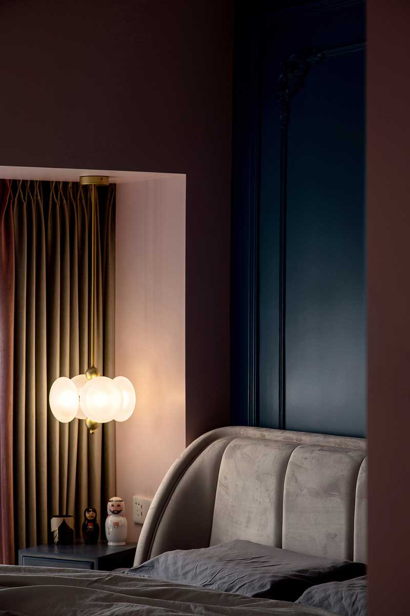 主臥特意打造了休息區(qū)+衣帽間+書房+衛(wèi)浴間的多功能套房形式，動線順暢自由，使用舒適便捷。