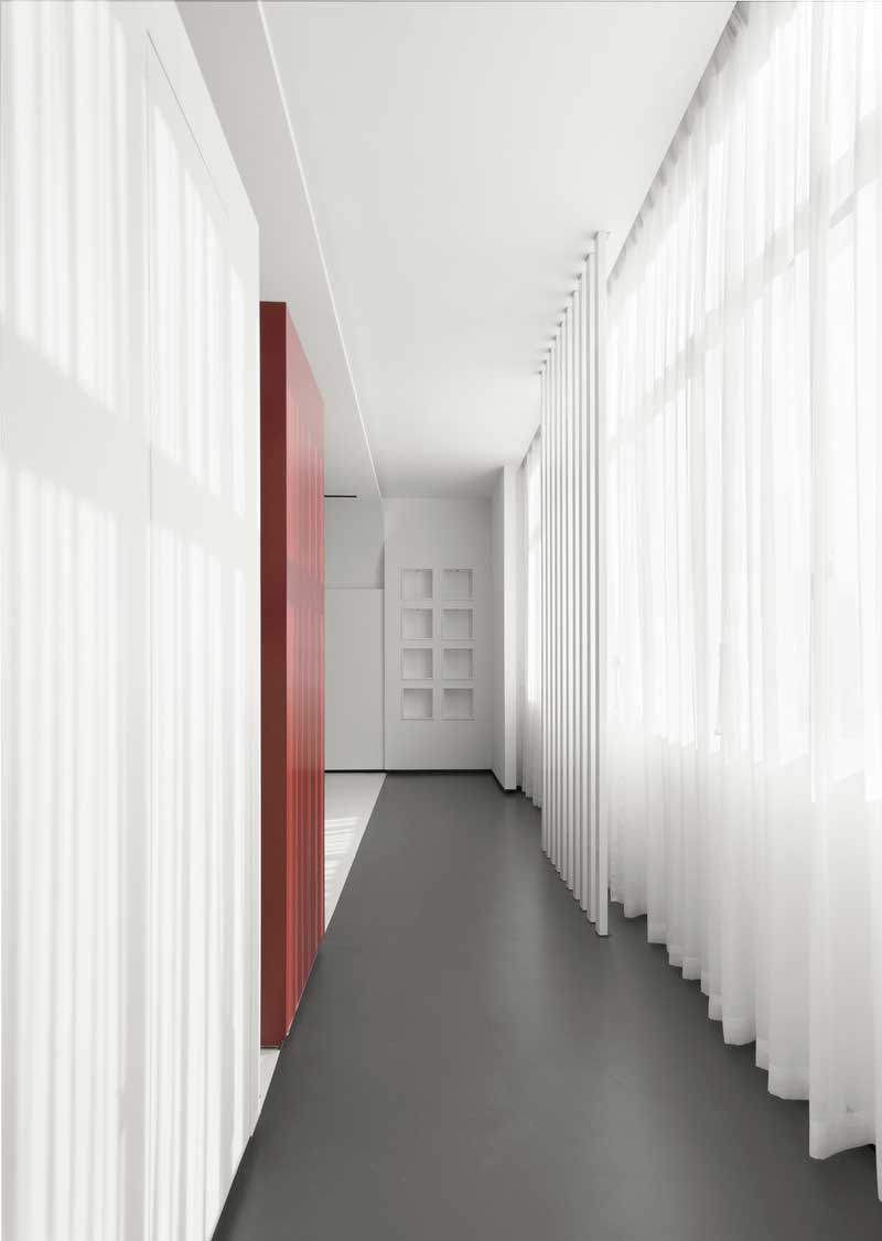 深圳寶安黑白色調(diào)辦公室走廊裝修