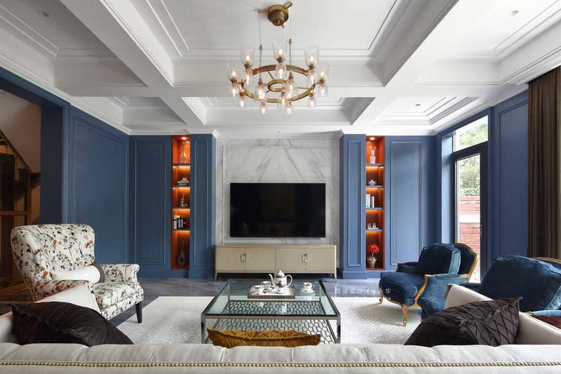 硬裝上在滿足基本功能需求的同時運用亮色裝飾，使空間顯得更加寬敞明亮。