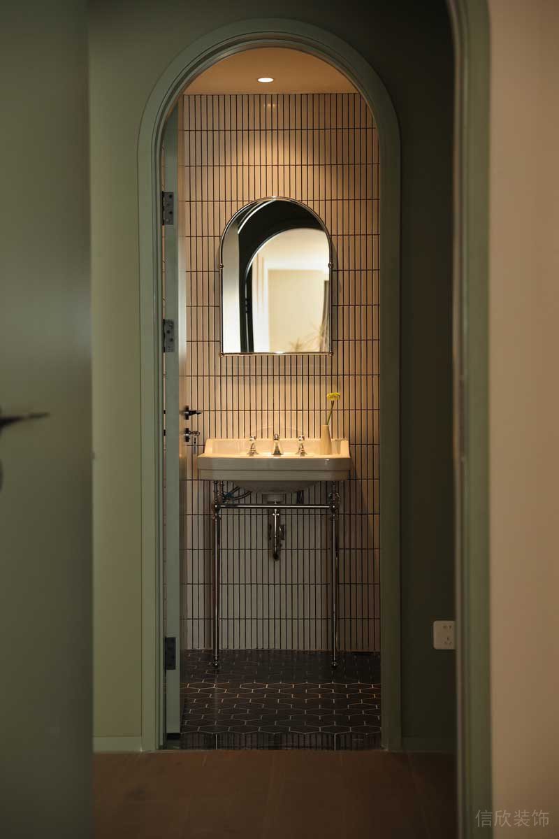 衛(wèi)生間拱形門洞豎條白色瓷磚