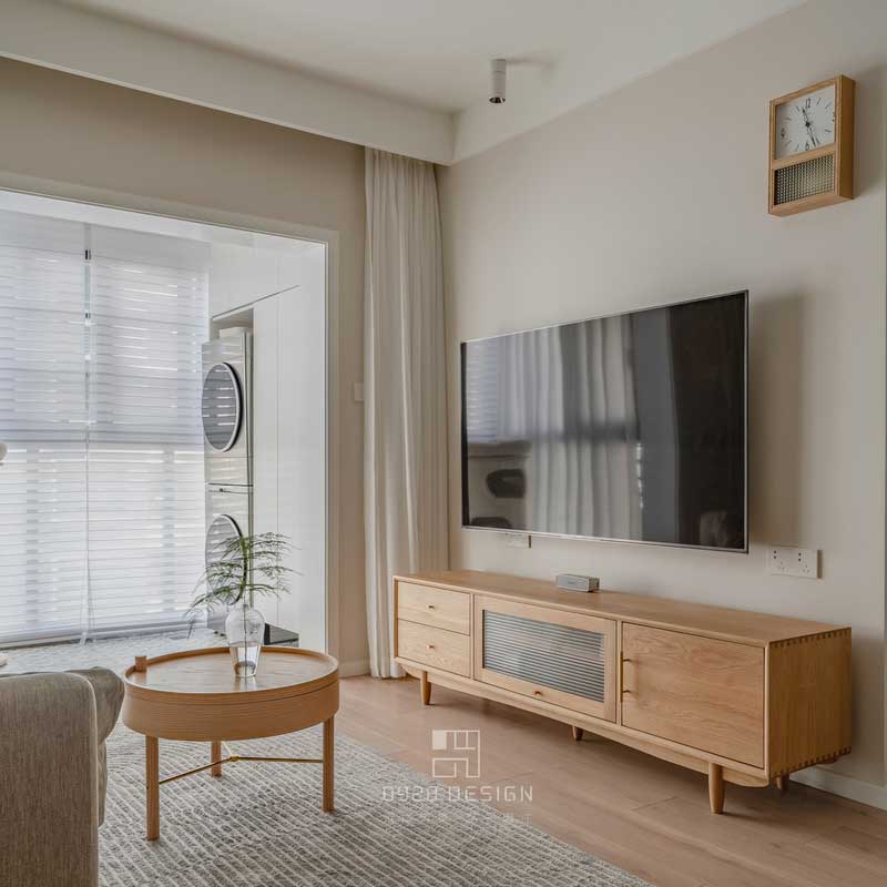 電視插座全部暗藏，整潔干凈。臺(tái)面的插座是為了后續(xù)增加游戲機(jī)等預(yù)留的插座，方便小姐姐健身玩游戲。