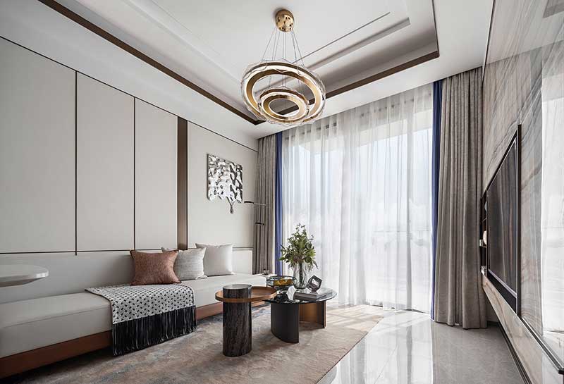 △四層 客廳上疊為三層疊墅，于四層入戶，四層客餐廳容納家人歡語(yǔ)，郎闊景觀陽(yáng)臺(tái)盛放生活的美好期許；向上五層，為起居空間，滿足家族式的度假需求；六層為頂層私家大露臺(tái)。在空間材質(zhì)上選用布料、皮革、金屬等作為主要材質(zhì)表現(xiàn)，幾種不同材質(zhì)之間的轉(zhuǎn)換碰撞，激活出豐富和諧的空間情緒。在空間色彩上以大面積溫潤(rùn)的灰白調(diào)子，搭配大氣穩(wěn)重的深棕色，置入金色勾勒細(xì)節(jié)，提升空間高級(jí)質(zhì)感，再鑲嵌一點(diǎn)靜謐的克萊因藍(lán)，賦予空間神秘魅力，打造出低調(diào)而高貴的輕奢美宅。