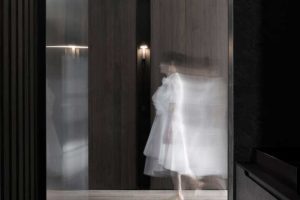 黑色邊框過道臥室儲物室衣帽間過道設計玻璃隔斷