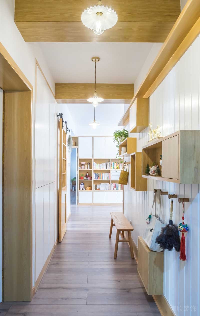 原木極簡風(fēng)過道新家裝修過道玄關(guān)處收納設(shè)計(jì)