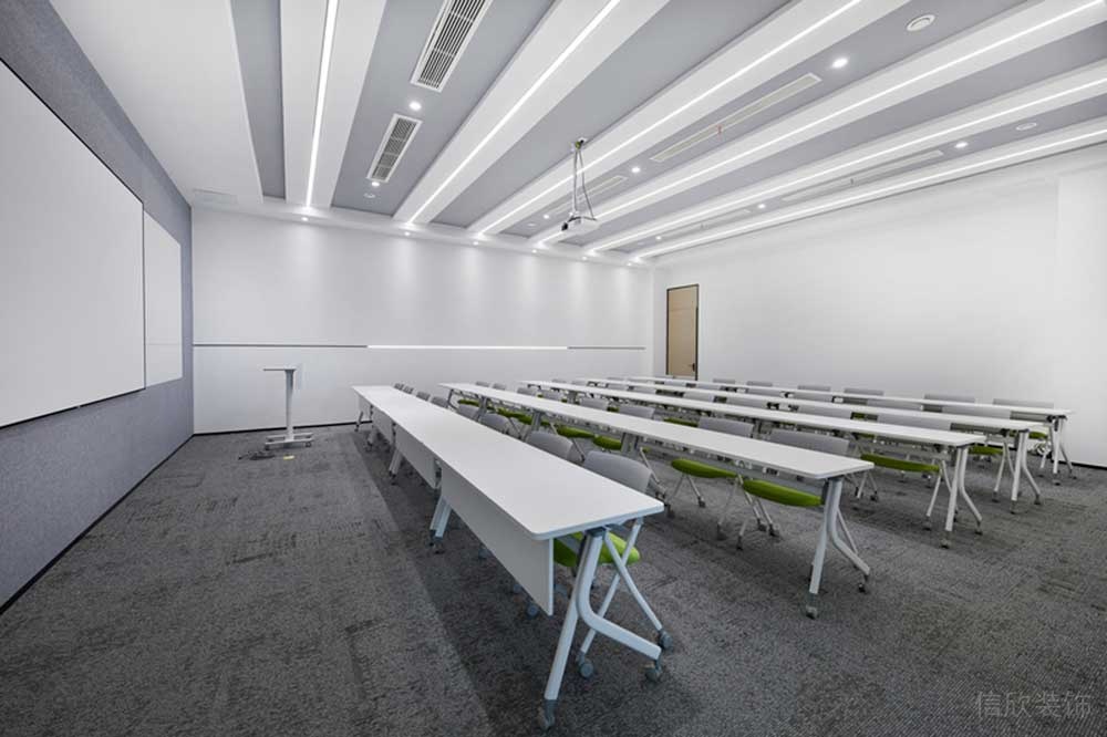 深圳市龍華區(qū)鴻榮源天俊現(xiàn)代簡(jiǎn)約風(fēng)格辦公室裝修培訓(xùn)室