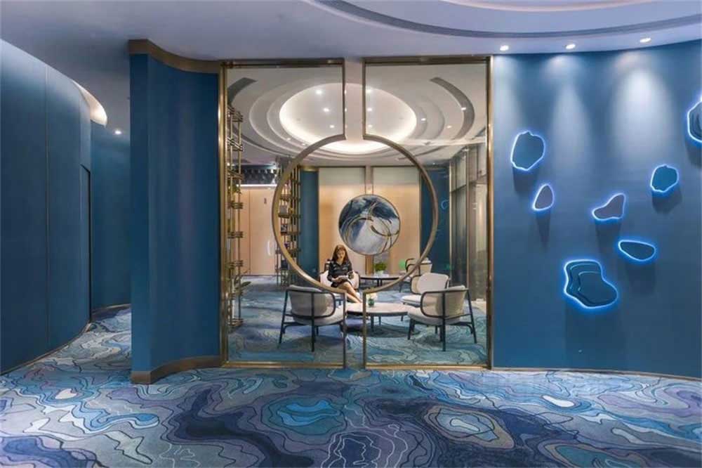 深圳龍崗藍調(diào)輕奢風(fēng)格酒吧裝修設(shè)計鈦金不銹鋼圓形屏風(fēng)隔斷