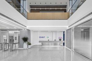 深圳龍華區(qū)華僑城北站壹號(hào)現(xiàn)代風(fēng)格辦公室裝修大堂效果圖