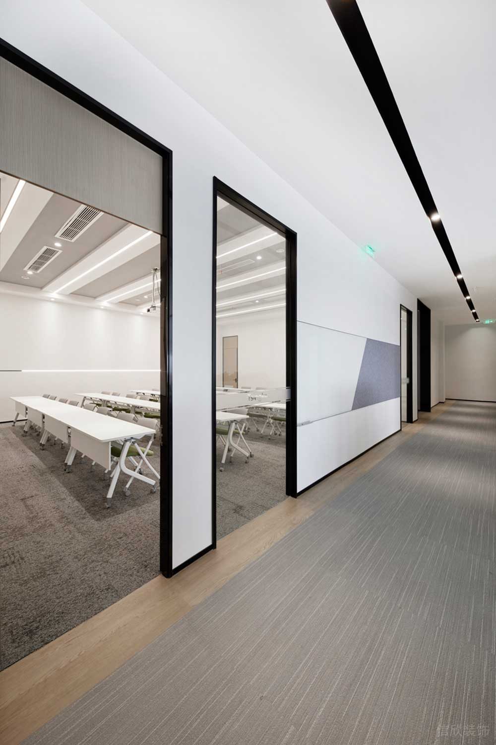 深圳市龍華區(qū)鴻榮源天俊現(xiàn)代簡(jiǎn)約風(fēng)格辦公室裝修培訓(xùn)室走廊