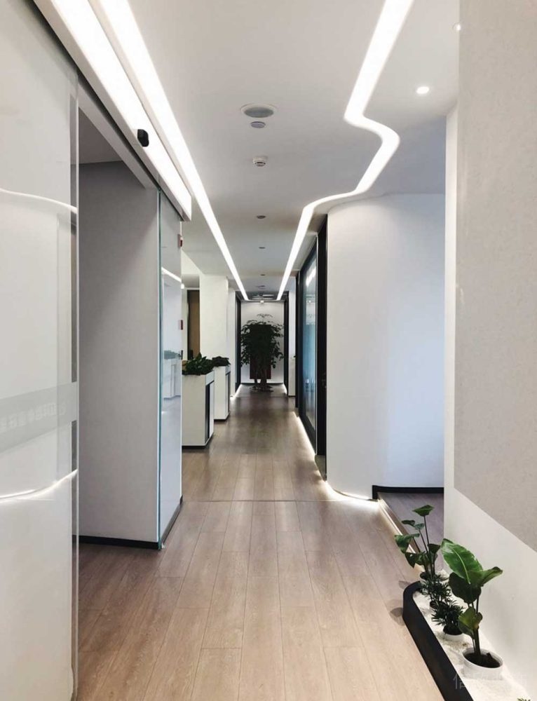 辦公室過道弧線天花創(chuàng)意led燈帶設(shè)計引導(dǎo)式木質(zhì)過道創(chuàng)意設(shè)計地臺創(chuàng)意辦公室玻璃