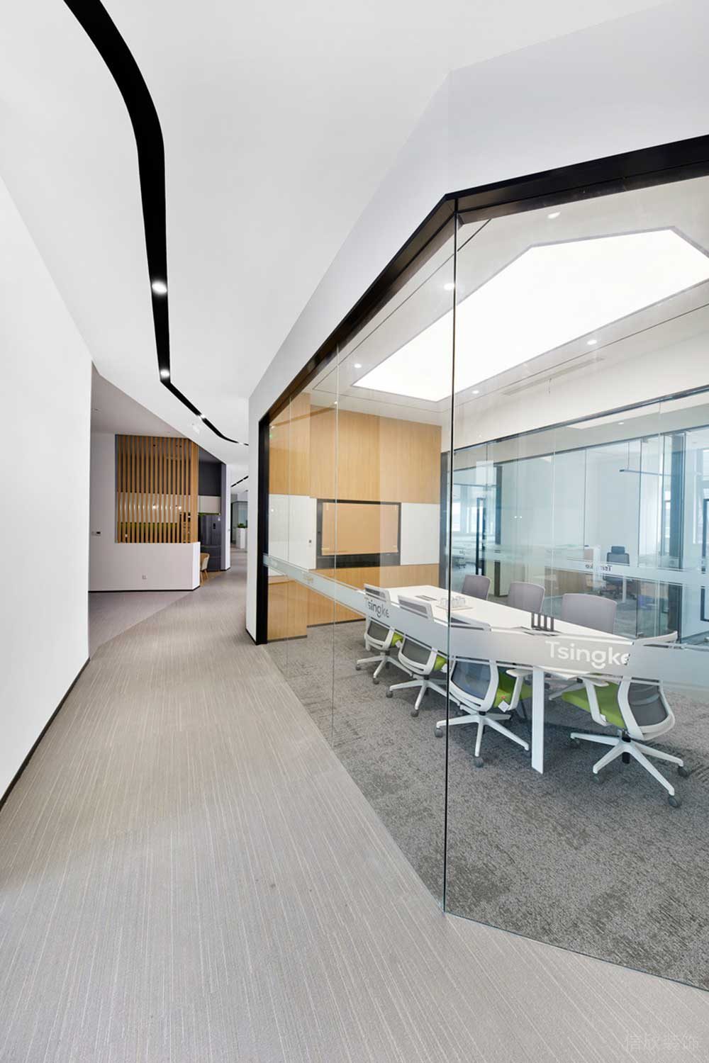 深圳市龍華區(qū)鴻榮源天俊現(xiàn)代簡(jiǎn)約風(fēng)格辦公室裝修玻璃隔斷