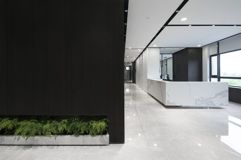 大鵬新區(qū)鑫園廣場現(xiàn)代風格辦公室裝修辦公區(qū)服務臺 大鵬新區(qū)鑫園廣場現(xiàn)代風格辦公室裝修辦公區(qū)服務臺