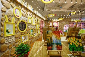 繪畫教室鵝卵石墻體鋪貼形象板收納展示柜工業(yè)風現代簡約造型設計藝術中心