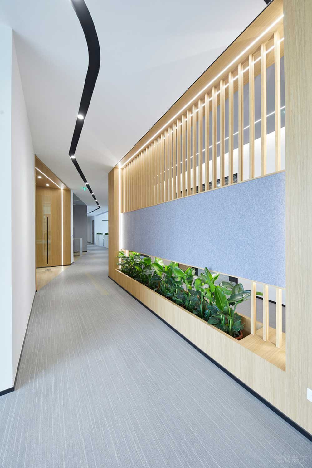 深圳市龍華區(qū)鴻榮源天俊現(xiàn)代簡(jiǎn)約風(fēng)格辦公室裝修過道