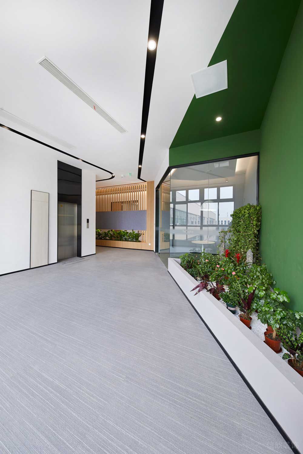 深圳市龍華區(qū)鴻榮源天俊現(xiàn)代簡(jiǎn)約風(fēng)格辦公室裝修電梯廳