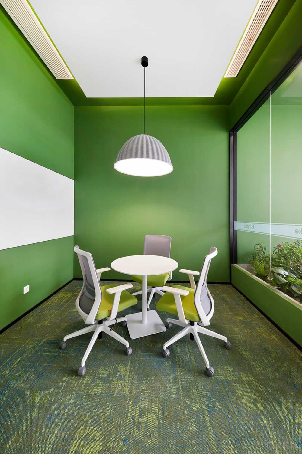 深圳市龍華區(qū)鴻榮源天俊現(xiàn)代簡(jiǎn)約風(fēng)格辦公室裝修洽談室